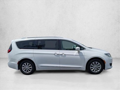 Used 2018 Chrysler Pacifica Touring-L FWD image 4