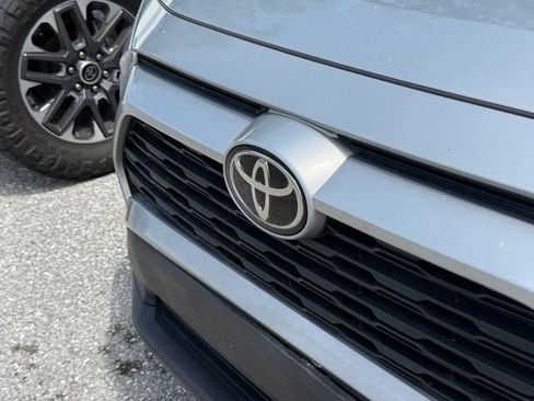 Used 2021 Toyota RAV4 XLE FWD image 4