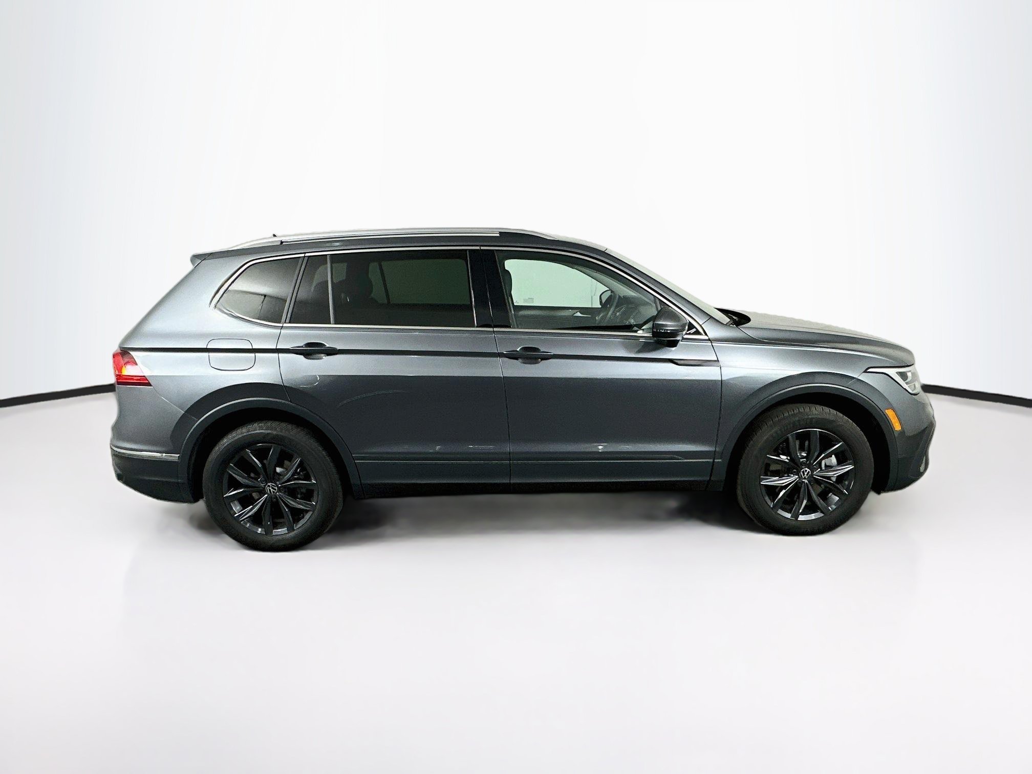 Used 2023 Volkswagen Tiguan SE FWD image 10