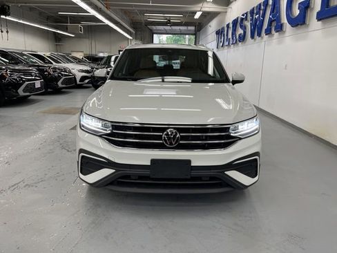 Used 2023 Volkswagen Tiguan SE w/ Panoramic Sunroof Package AWD/4WD image 9