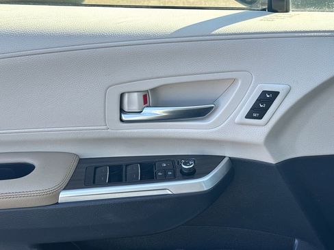 Used 2023 Toyota Sienna Limited image 37