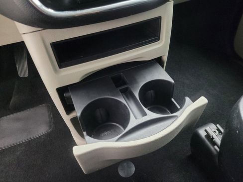 Used 2015 Dodge Grand Caravan American Value Package image 26