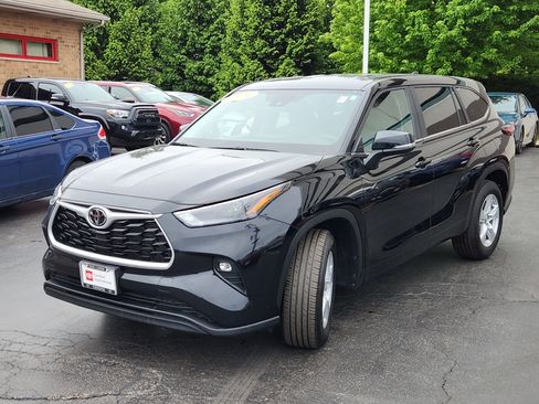 Certified 2024 Toyota Highlander LE FWD image 3