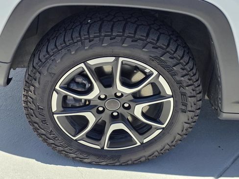 Used 2025 Jeep Compass Trailhawk AWD/4WD image 39