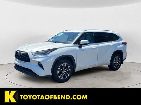 Used 2021 Toyota Highlander XLE AWD/4WD image 1