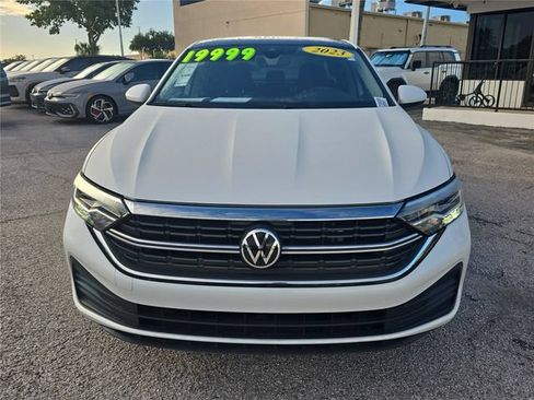 Used 2023 Volkswagen Jetta SE w/ Panoramic Sunroof Package FWD image 2