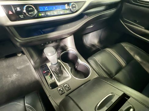Used 2018 Toyota Highlander SE FWD image 25