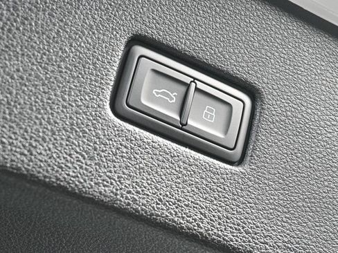 New 2025 Audi Q8 Premium image 29