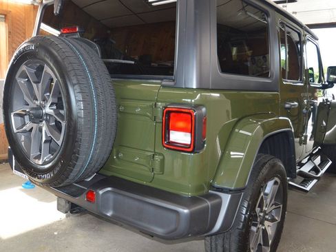 Used 2024 Jeep Wrangler Unlimited w/ Convenience Group AWD/4WD image 14