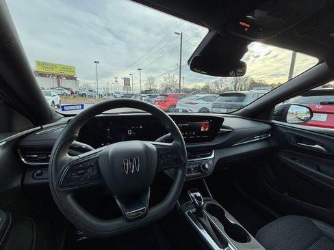 Used 2025 Buick Envista Preferred image 33