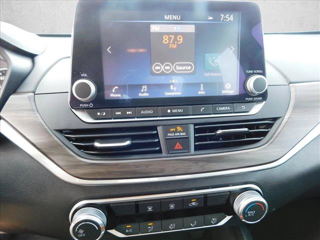 Used 2025 Nissan Altima 2.5 SV FWD image 14