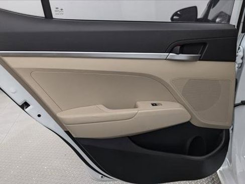 Used 2019 Hyundai Elantra SE image 16