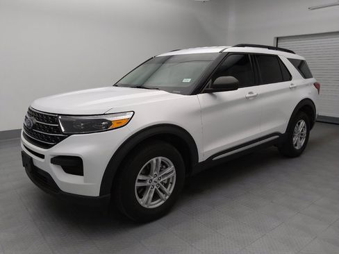 Used 2022 Ford Explorer XLT AWD/4WD image 2