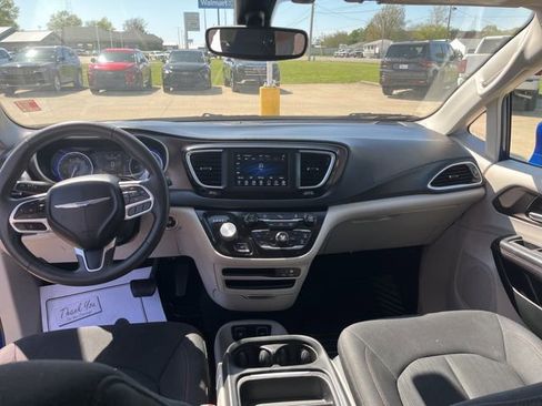 Used 2018 Chrysler Pacifica Touring Plus w/ Tire & Wheel Group FWD image 12