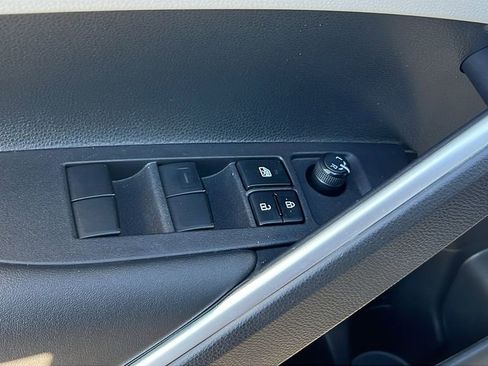 Used 2024 Toyota Corolla Cross L image 18