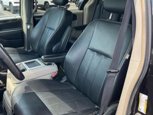 Used 2016 Chrysler Town & Country Touring FWD image 16