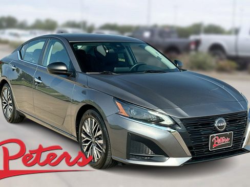 Used 2024 Nissan Altima 2.5 SV image 1