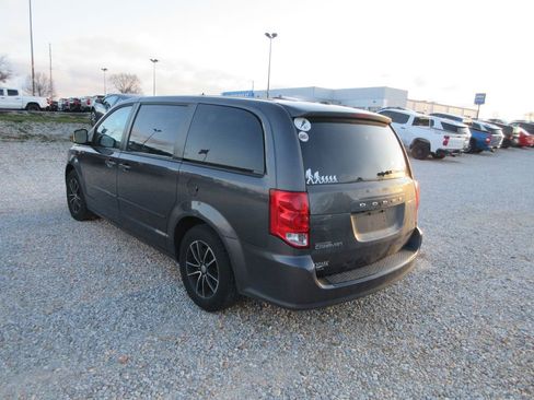 Used 2017 Dodge Grand Caravan SE image 4