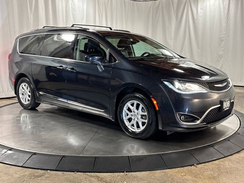 Used 2020 Chrysler Pacifica Touring-L image 10