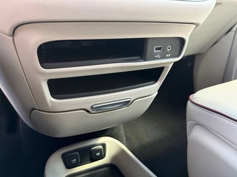 Used 2020 Chrysler Pacifica Limited FWD image 24