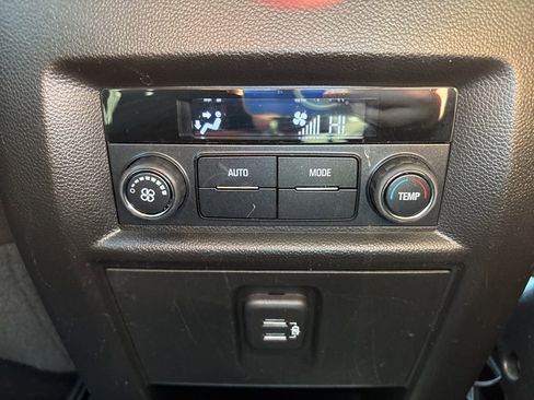 Used 2020 Chevrolet Traverse LT image 28