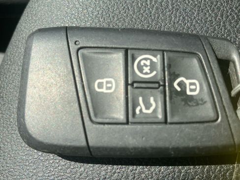 Used 2025 Volkswagen Taos SE FWD image 34