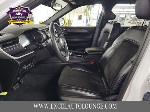 Used 2023 Jeep Grand Cherokee L Laredo image 12