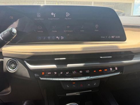 Used 2024 Cadillac XT4 Luxury w/ Cold Weather Package FWD image 13