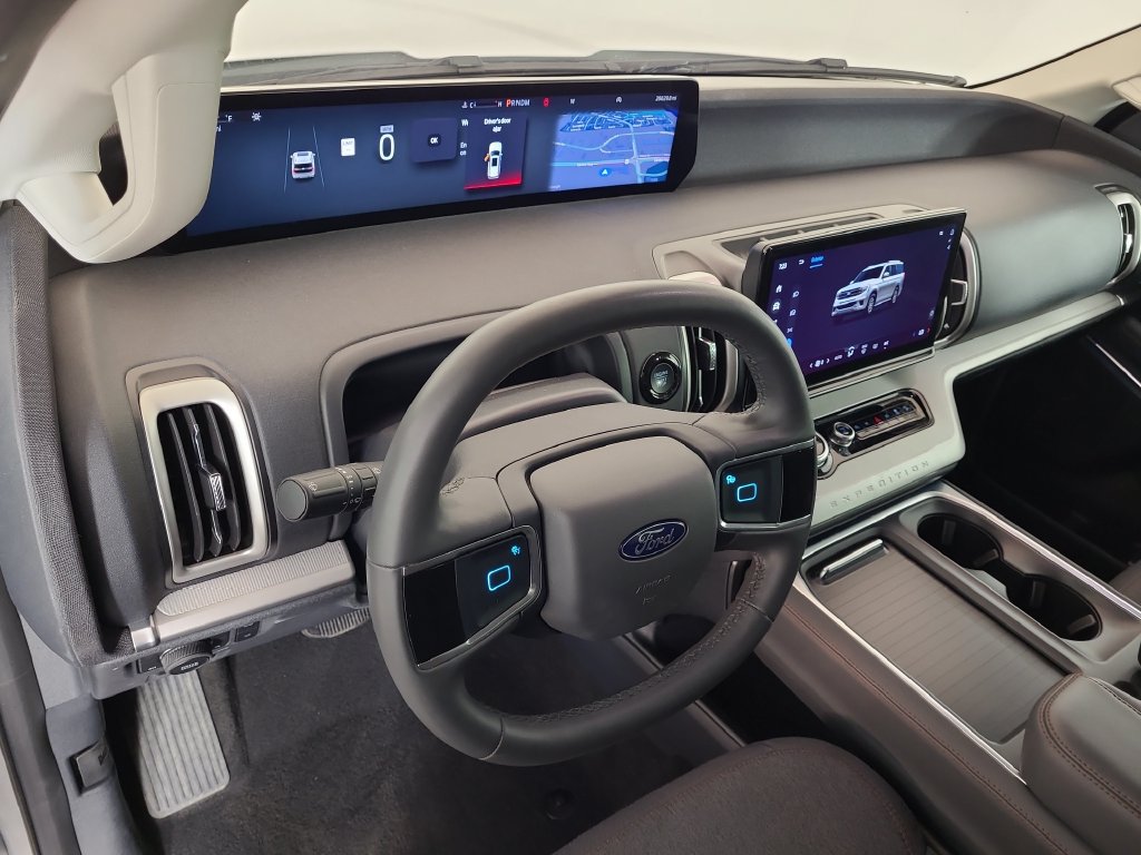 Used 2025 Ford Expedition Active AWD/4WD image 12