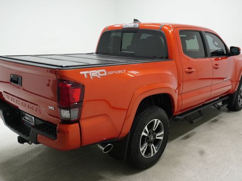Used 2018 Toyota Tacoma TRD Sport w/ Technology Package RWD image 4