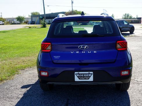 Used 2022 Hyundai Venue Limited image 20