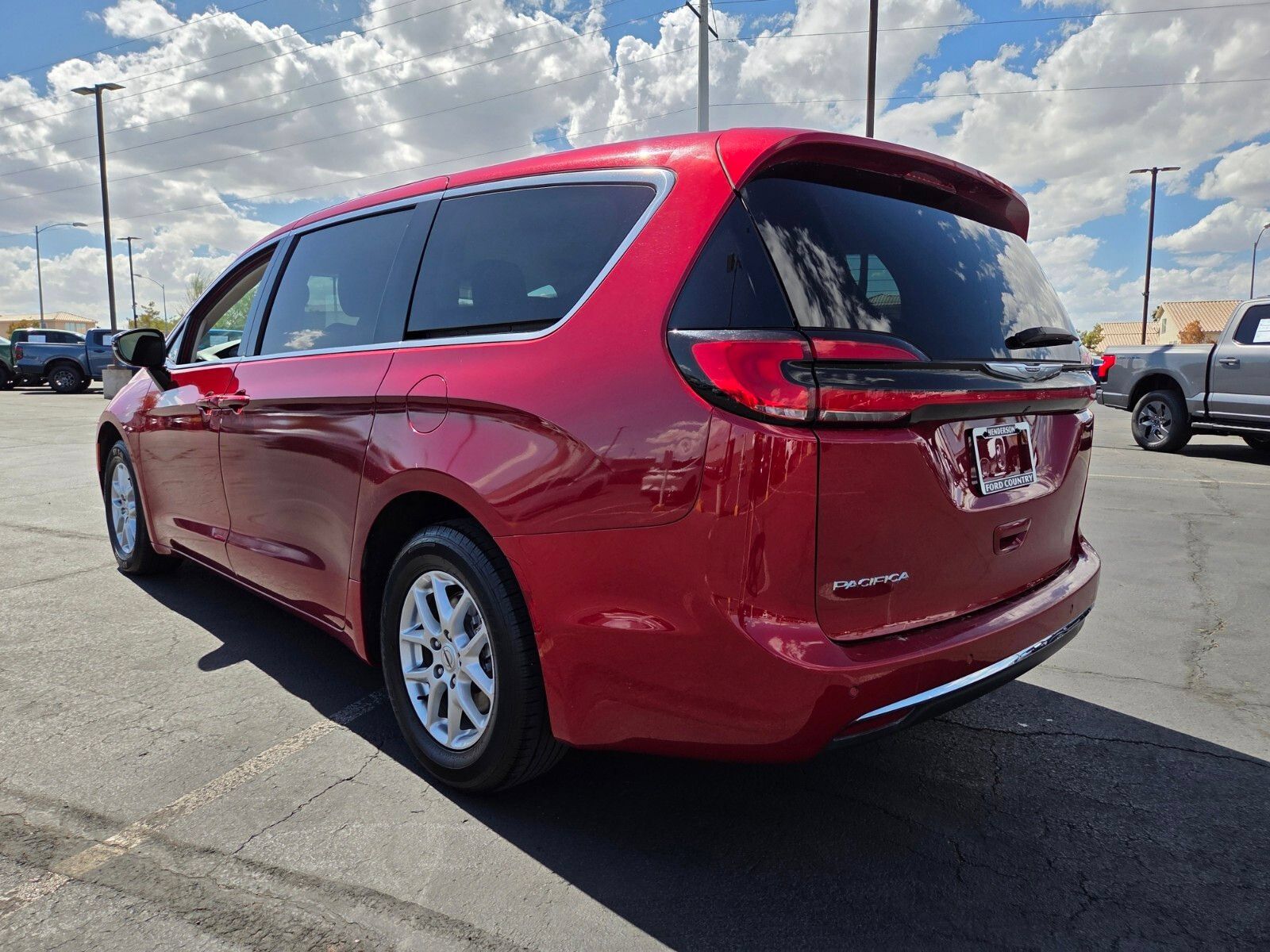 Used 2024 Chrysler Pacifica Touring-L FWD image 4