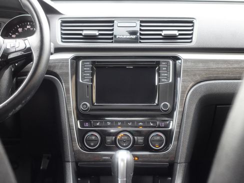Used 2018 Volkswagen Passat 2.0T SE FWD image 18