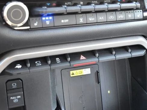 Used 2024 Toyota Tundra Limited AWD/4WD image 30