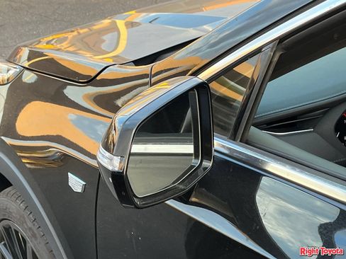 Used 2022 Cadillac XT4 Premium Luxury w/ LPO, ONYX Package FWD image 9