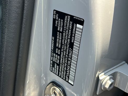 Certified 2025 Porsche Macan AWD/4WD image 33