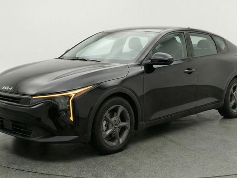 Used 2025 Kia K4 LXS image 3