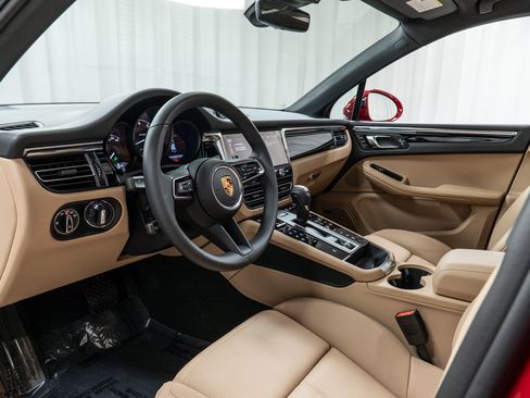 Used 2025 Porsche Macan image 4