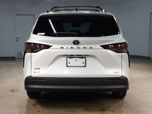 New 2026 Toyota Sienna XLE FWD image 6