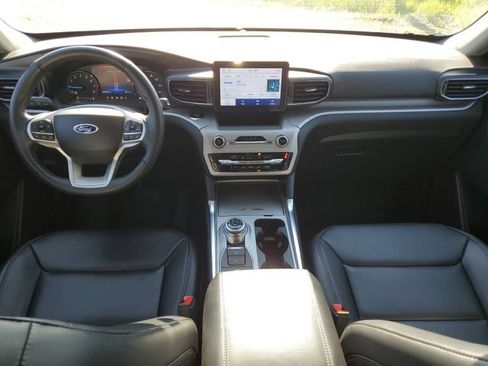 Used 2023 Ford Explorer XLT w/ Equipment Group 202A AWD/4WD image 14