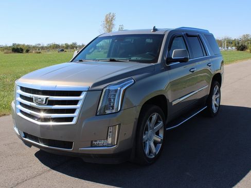 Used 2018 Cadillac Escalade Premium Luxury image 3