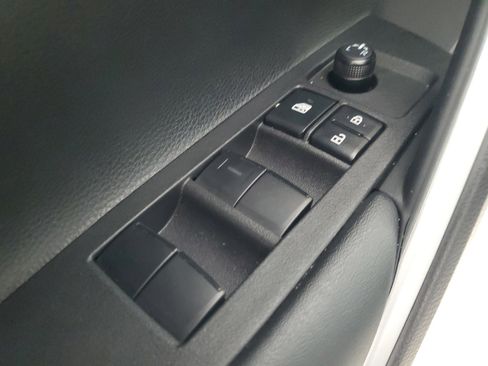 Used 2025 Toyota Corolla Cross L image 22