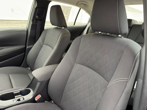 Used 2025 Toyota Corolla LE image 32
