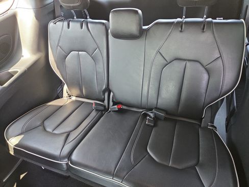 Certified 2025 Chrysler Pacifica Limited FWD image 8