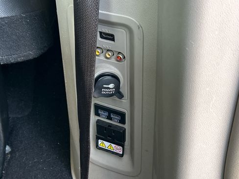 Used 2015 Chrysler Town & Country Touring FWD image 11