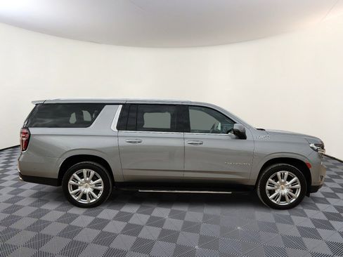 Used 2024 Chevrolet Suburban High Country w/ Advanced Technology Package image 5