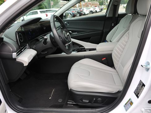Certified 2025 Hyundai Elantra Limited FWD image 14