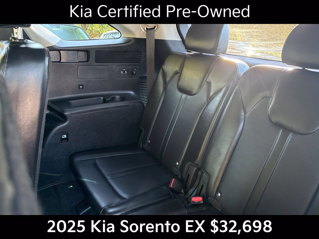 Certified 2025 Kia Sorento EX w/ Panoramic Sunroof Package AWD/4WD image 17