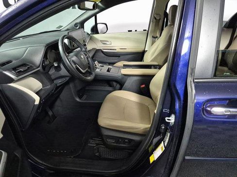 Certified 2023 Toyota Sienna XLE image 9