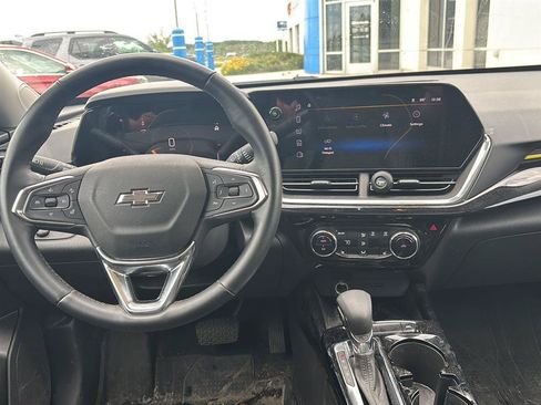 Used 2024 Chevrolet Trax ACTIV w/ Sunroof Package FWD image 6